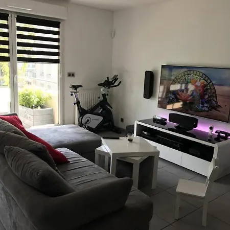 A - Une Chambre Dans Un Meuble Et Equipe - Clinique De La Sauvegarde - Location Courte Duree